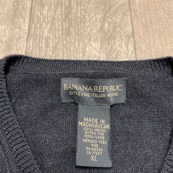NWOT Banana Republic 100% Extra Fine Italian Merino Wool V-Neck Sweater - Picture 3 of 5